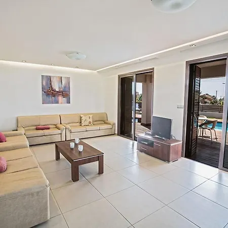Petreris Dyo - Lovely 3 Bedroom With Pool - Short Walk To Nissi Avenue Villa