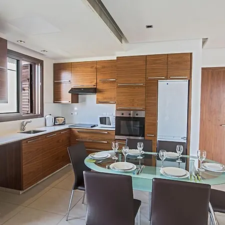 Petreris Dyo - Lovely 3 Bedroom With Pool - Short Walk To Nissi Avenue *